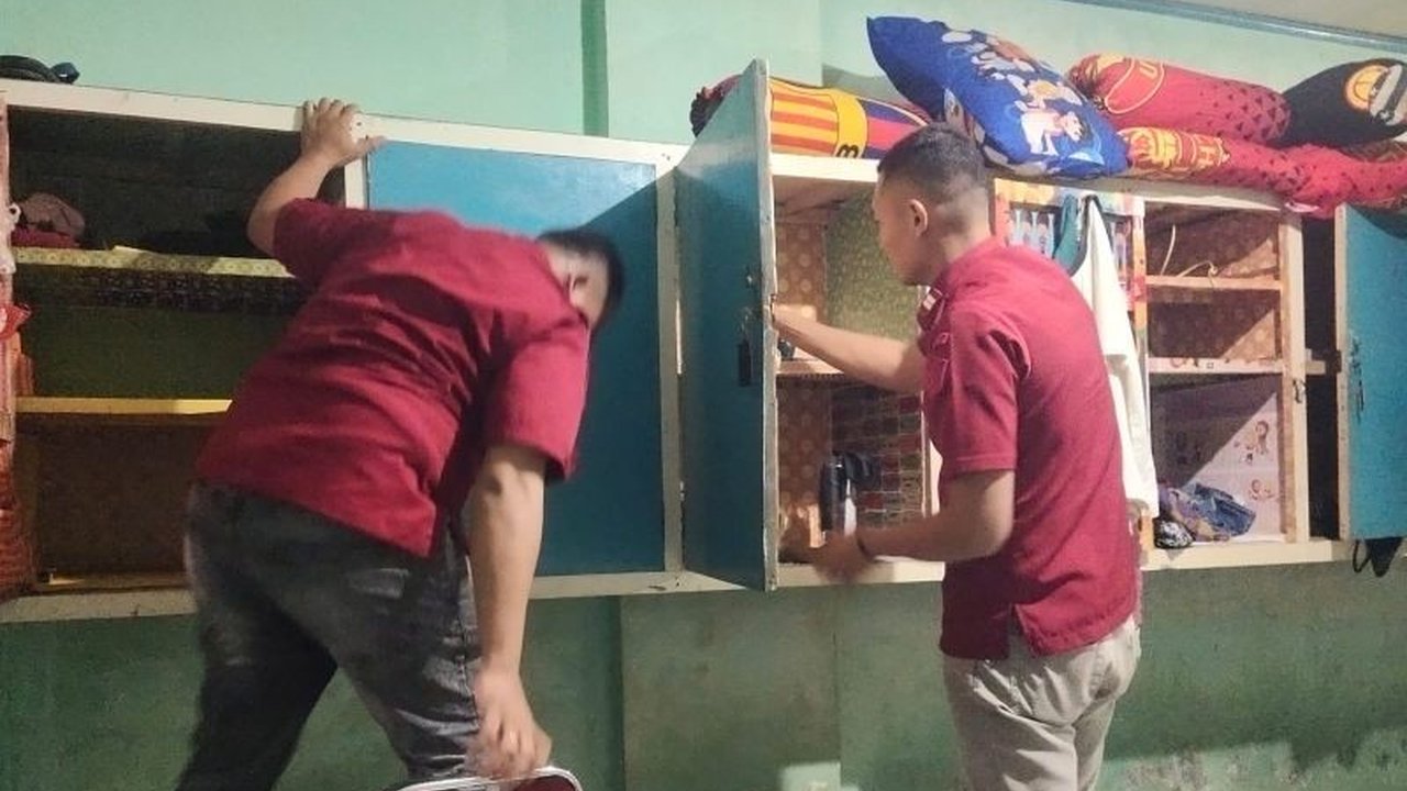 Rutan Kelas IIB Raha, Sulawesi Tenggara, menggelar razia besar-besaran untuk memberantas peredaran narkoba di dalam lapas yang kini dihuni oleh 306 warga binaan, melebihi kapasitas normal.