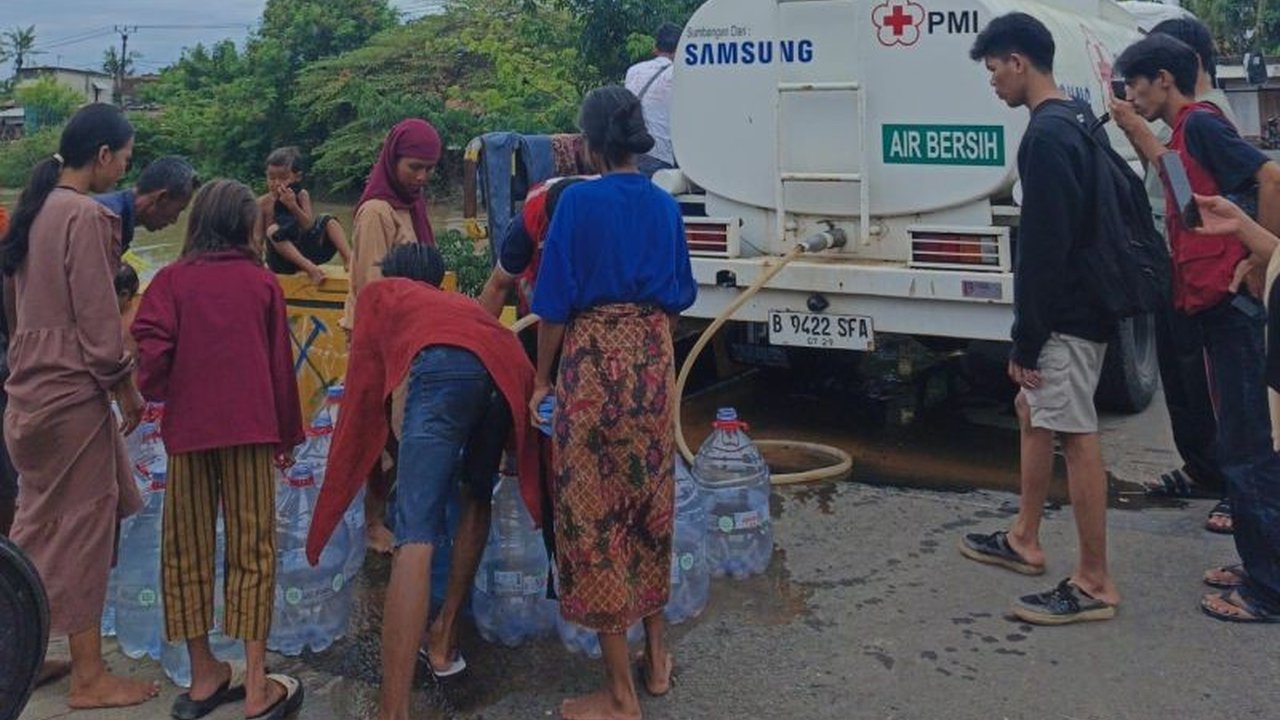 PMI Kabupaten Tangerang mendistribusikan 15.000 liter air bersih, mie instan, makanan ringan, dan selimut kepada 1.008 jiwa korban banjir di Kecamatan Gunung Kaler.