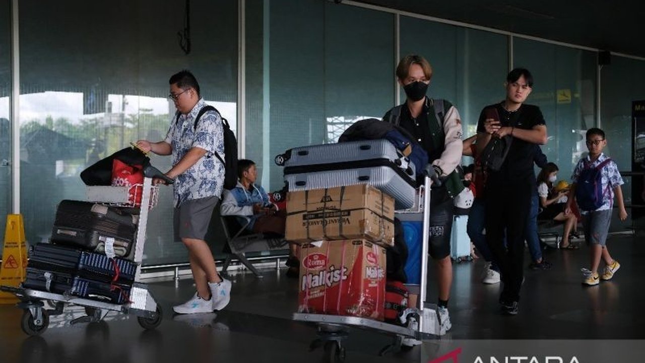 Menjelang Imlek 2025, Bandara Supadio, Pontianak, mengalami lonjakan penumpang hingga 50%, sehingga beberapa maskapai menambah jadwal penerbangan untuk memenuhi permintaan.