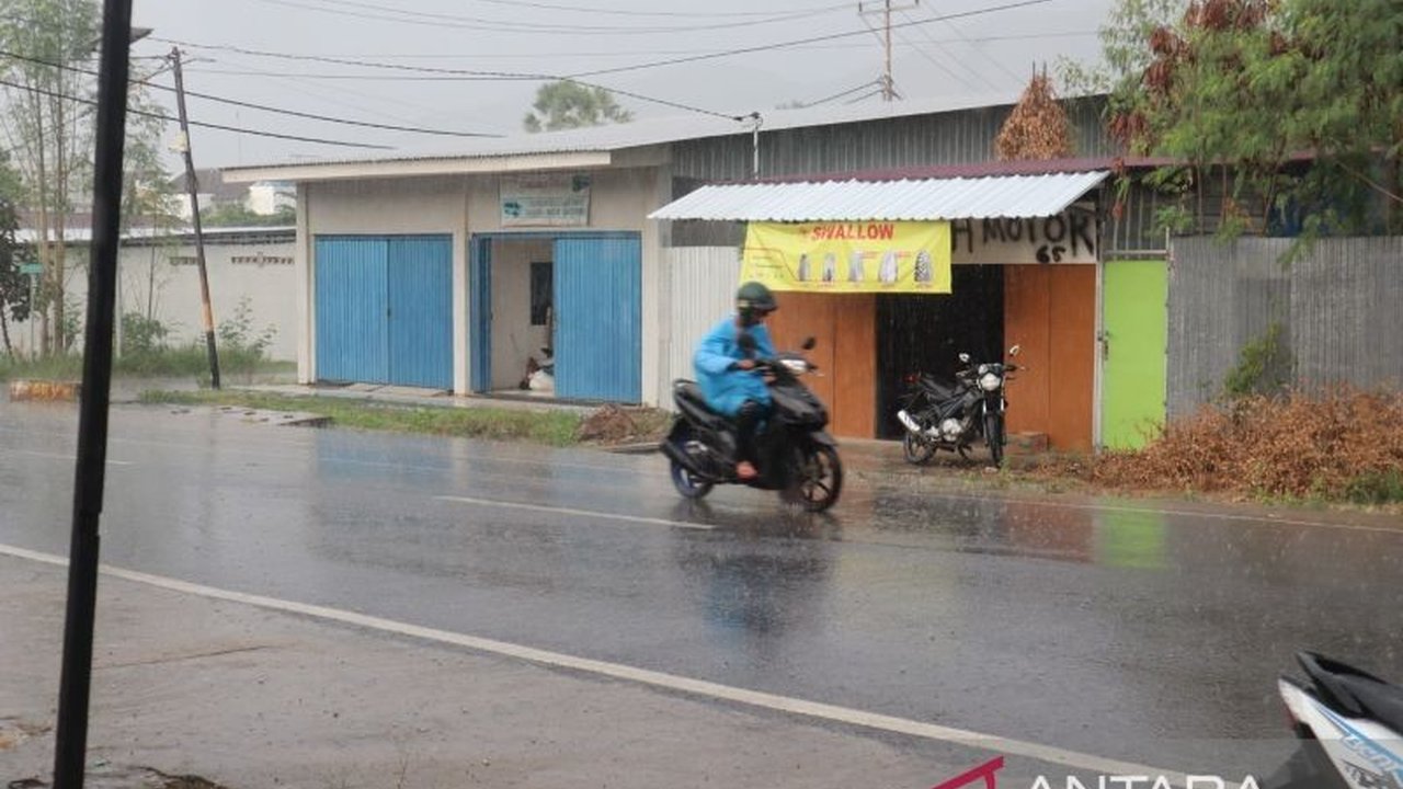 BMKG mengimbau warga Manggarai Barat, NTT untuk waspada potensi cuaca ekstrem berupa hujan lebat, angin kencang, dan petir hingga awal Februari 2024, seiring puncak musim hujan dan fenomena La Nina.