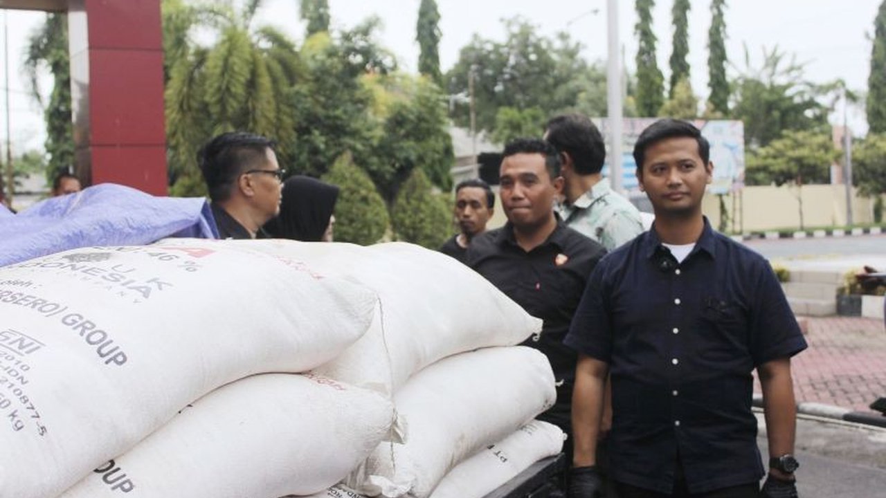 Polres Probolinggo menggagalkan pendistribusian ilegal 2 ton pupuk urea bersubsidi di Kecamatan Besuk, Jawa Timur; dua tersangka dijerat UU Tindak Pidana Ekonomi.
