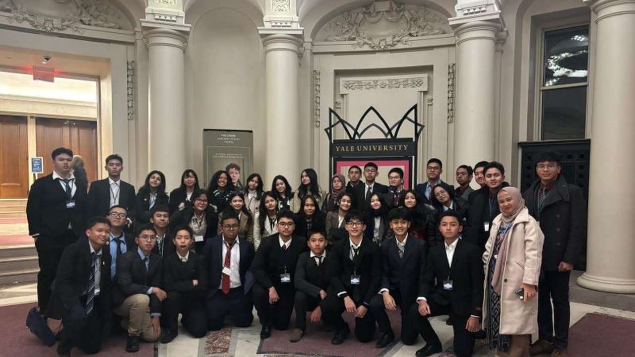 Dua siswi SMA Labschool Kebayoran menjuarai kompetisi simulasi debat PBB di Yale, Amerika Serikat, setelah melalui persiapan intensif dan menghadapi tantangan berkompetisi dengan peserta dari berbagai negara.