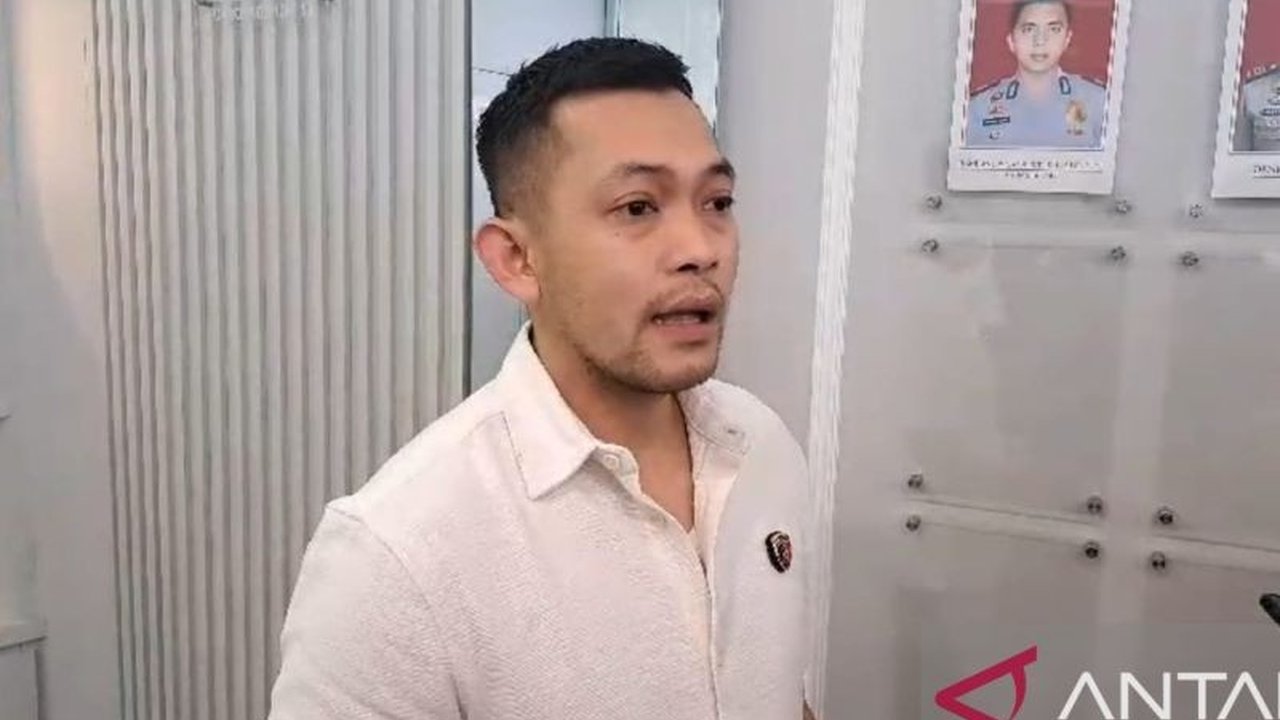 Seorang pemuda di Jember, Jawa Timur, menganiaya ayah kandungnya hingga tewas dengan golok pada Senin dini hari; polisi masih menyelidiki motif pembunuhan tersebut.