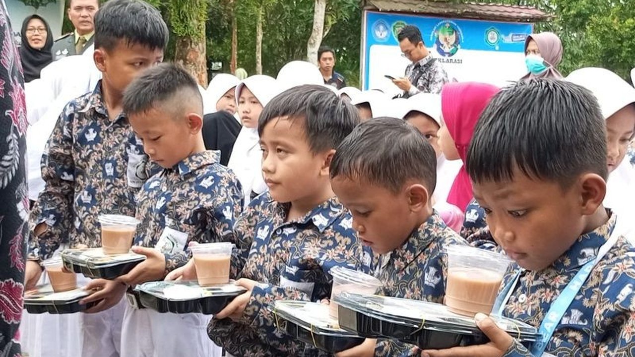 Badan Gizi Nasional (BGN) memulai uji coba Program Makan Bergizi Gratis (MBG) di 12 sekolah di Penajam Paser Utara, Kalimantan Timur, sejak 15 Januari 2025, dengan sasaran utama para peserta didik.