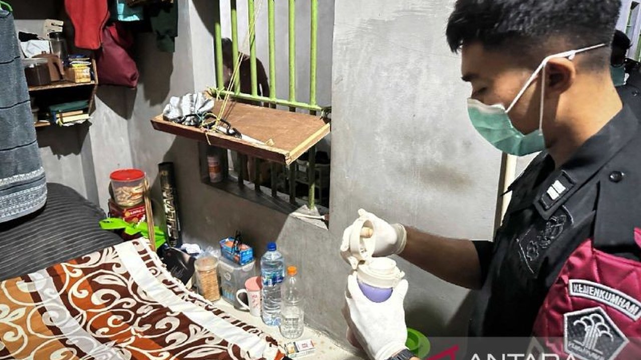 Petugas Lapas Kelas II A Lombok Barat tidak menemukan barang terlarang dalam penggeledahan mendadak di blok hunian warga binaan pada Minggu malam, 26 Januari 2025, sebagai langkah antisipasi gangguan keamanan.