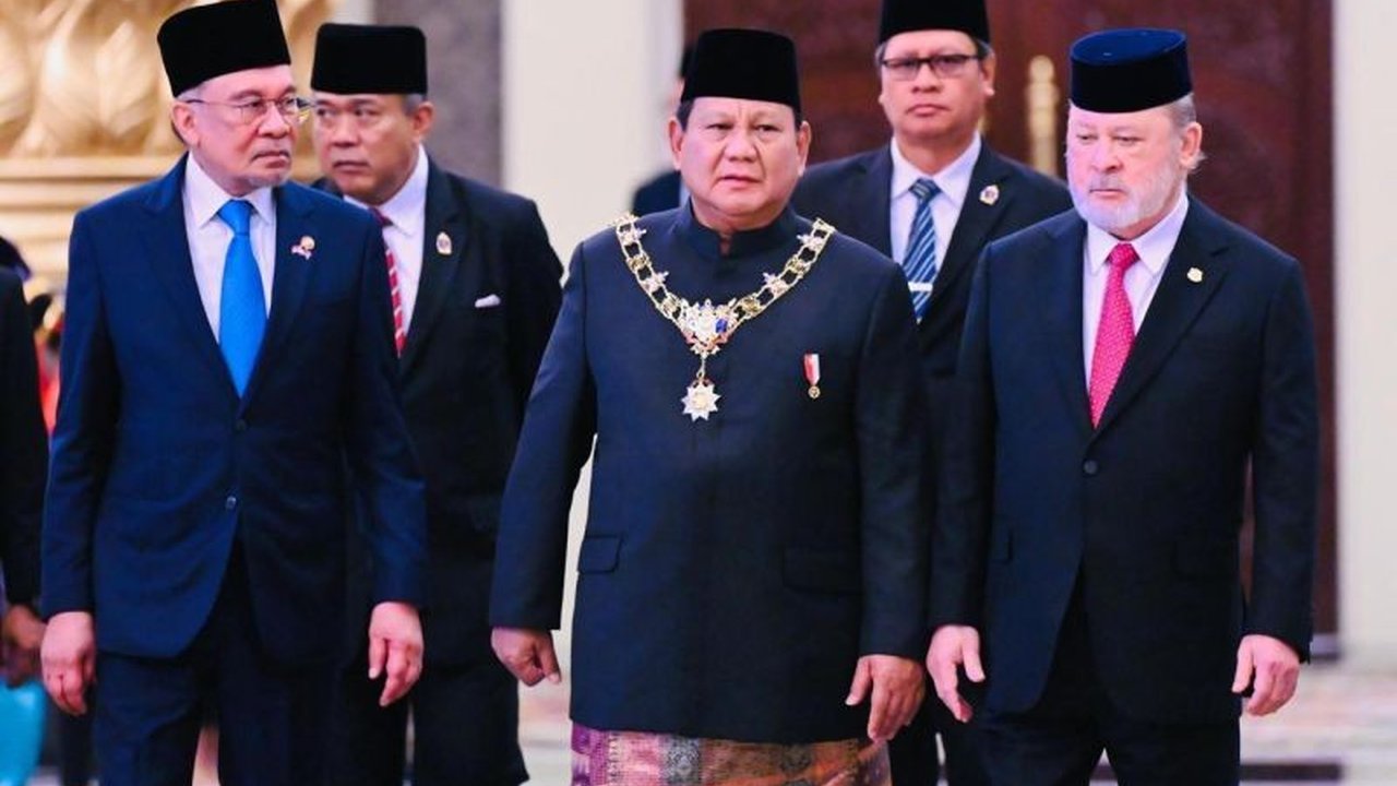 Presiden Prabowo Subianto menerima gelar kehormatan D.KI Johor dari Sultan Ibrahim, simbol penguatan hubungan erat Indonesia dan Malaysia di berbagai bidang strategis.