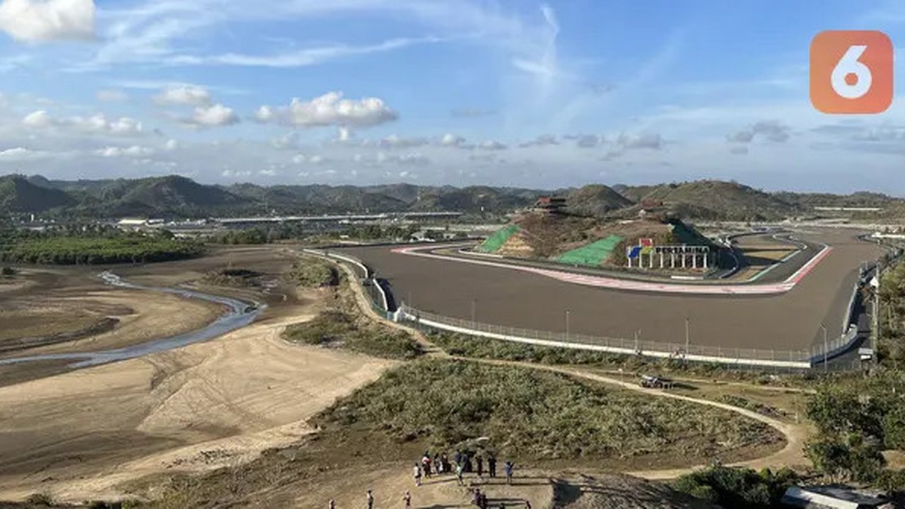 Suasana Sirkuit Mandalika dilihat dari atas Bukit Seger, Lombok, Jumat (11/8/2023) yang menjadi spot menarik menyaksikan balapan. (Bola.com/Iqri Widya)