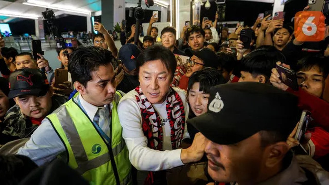 Mantan pelatih Timnas Indonesia, Shin Tae-yong berjalan menembus para suporter dan masyarakat saat kembali ke negaranya melalui terminal 3 Bandara Soekarno-Hatta, Tangerang, Banten, Minggu