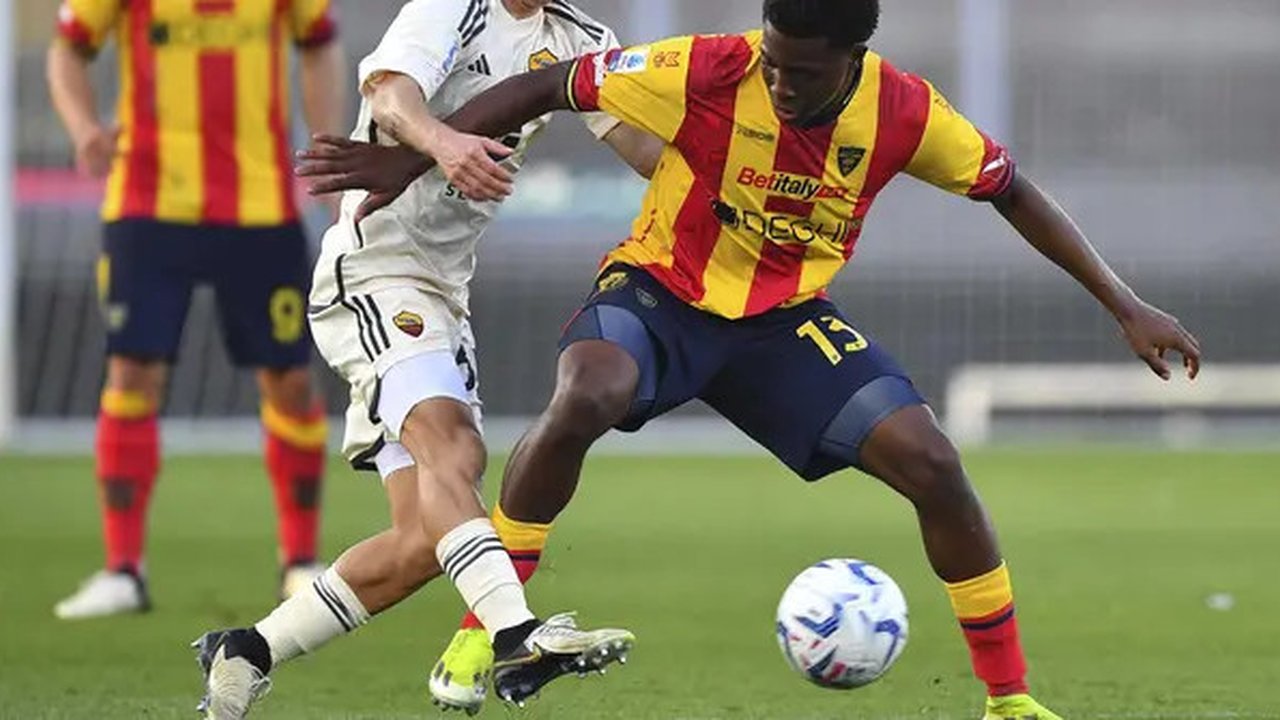 Patrick Dorgu dari Lecce, kanan, dan Dean Huijsen dari AS Roma beraksi saat pertandingan sepak bola Serie A antara Lecce AS dan AS Roma di Stadion Via del Mare di Lecce, Italia, Senin, 1 A