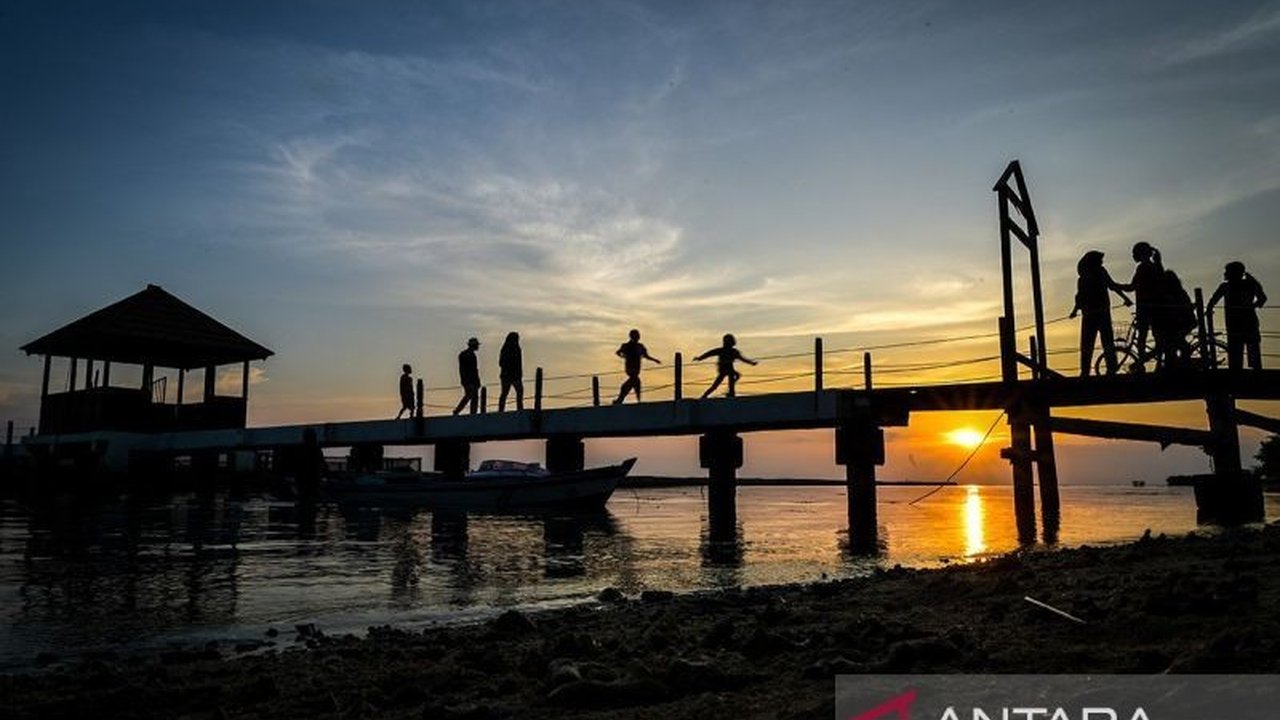 Ribuan wisatawan domestik dan mancanegara memadati Kepulauan Seribu selama libur panjang Isra Miraj dan Imlek 2025, dengan Pulau Pari sebagai destinasi terfavorit.