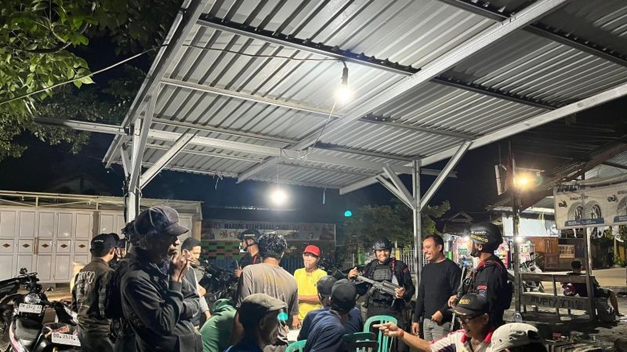 Satuan Brimob Polda Sulteng meningkatkan patroli di Kota Palu untuk menjaga keamanan selama liburan panjang Isra Mikraj dan Imlek 2025, sekaligus mempererat hubungan dengan masyarakat.