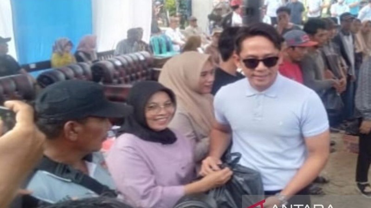 Pemerintah Kabupaten Lampung Selatan menyalurkan bantuan sembako kepada 858 kepala keluarga (KK) yang terdampak banjir di tiga kecamatan pada Minggu, 26 Januari 2024, sebagai bentuk komitmen menjaga ketahanan pangan.