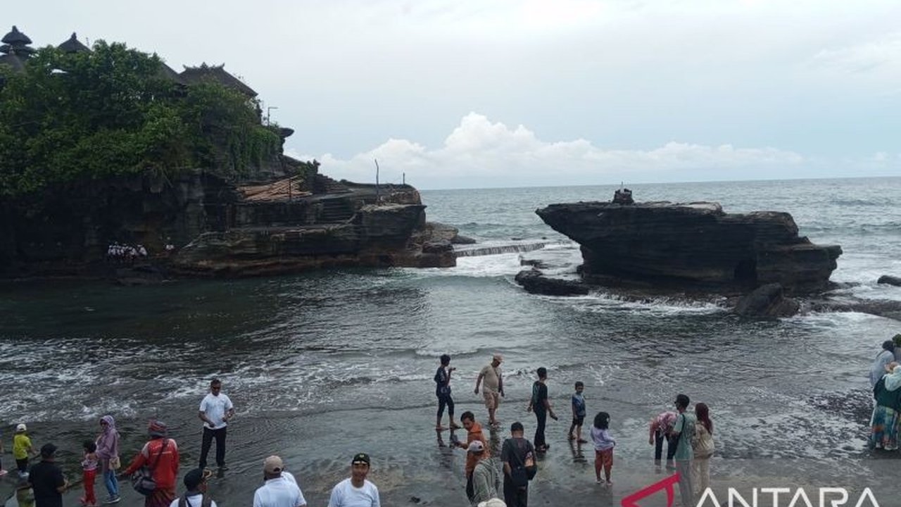 Pura Tanah Lot Bersih Sambut Libur Imlek dan Isra Miraj