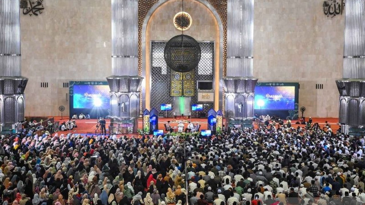 Artikel ini mengupas makna Isra Mikraj, perjalanan Nabi Muhammad SAW, sebagai sebuah laku spiritual yang relevan bagi pencarian manusia akan makna hidup dan hubungannya dengan Tuhan.