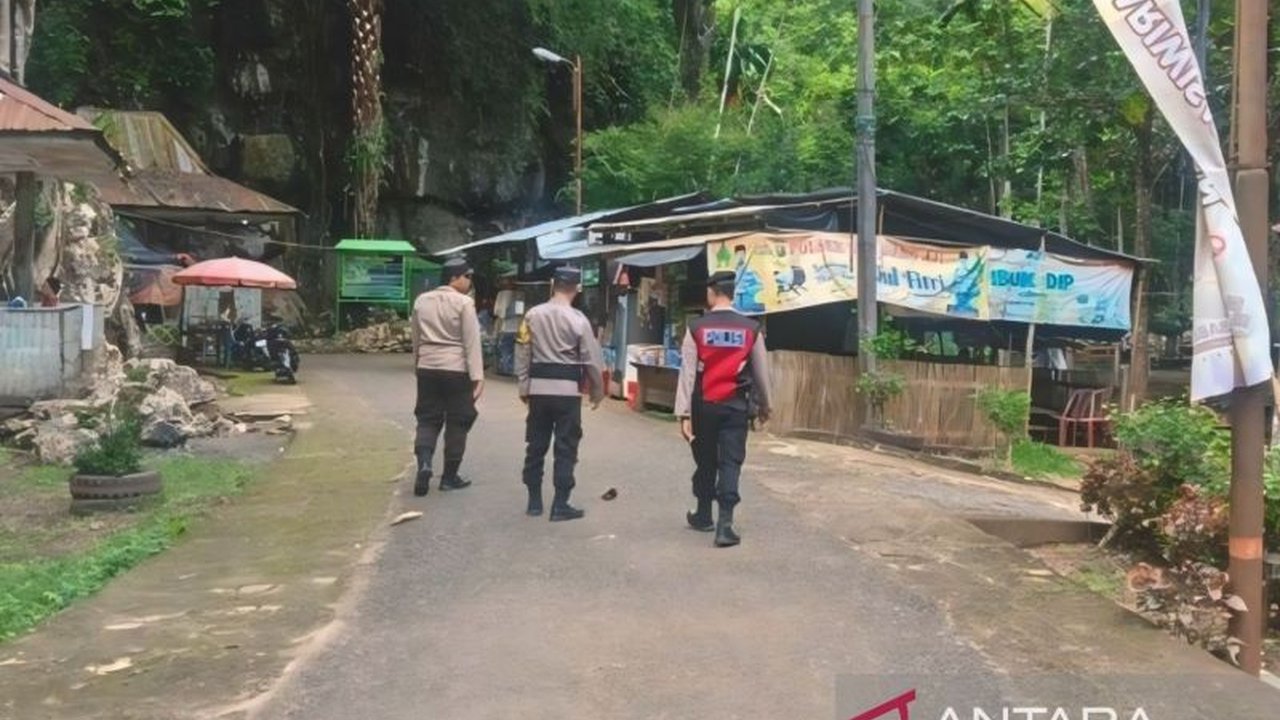 Polres OKU meningkatkan pengamanan di objek wisata Goa Putri selama libur panjang Isra Miraj, cuti bersama, dan Tahun Baru Imlek 2025 untuk memastikan keamanan dan kenyamanan wisatawan.