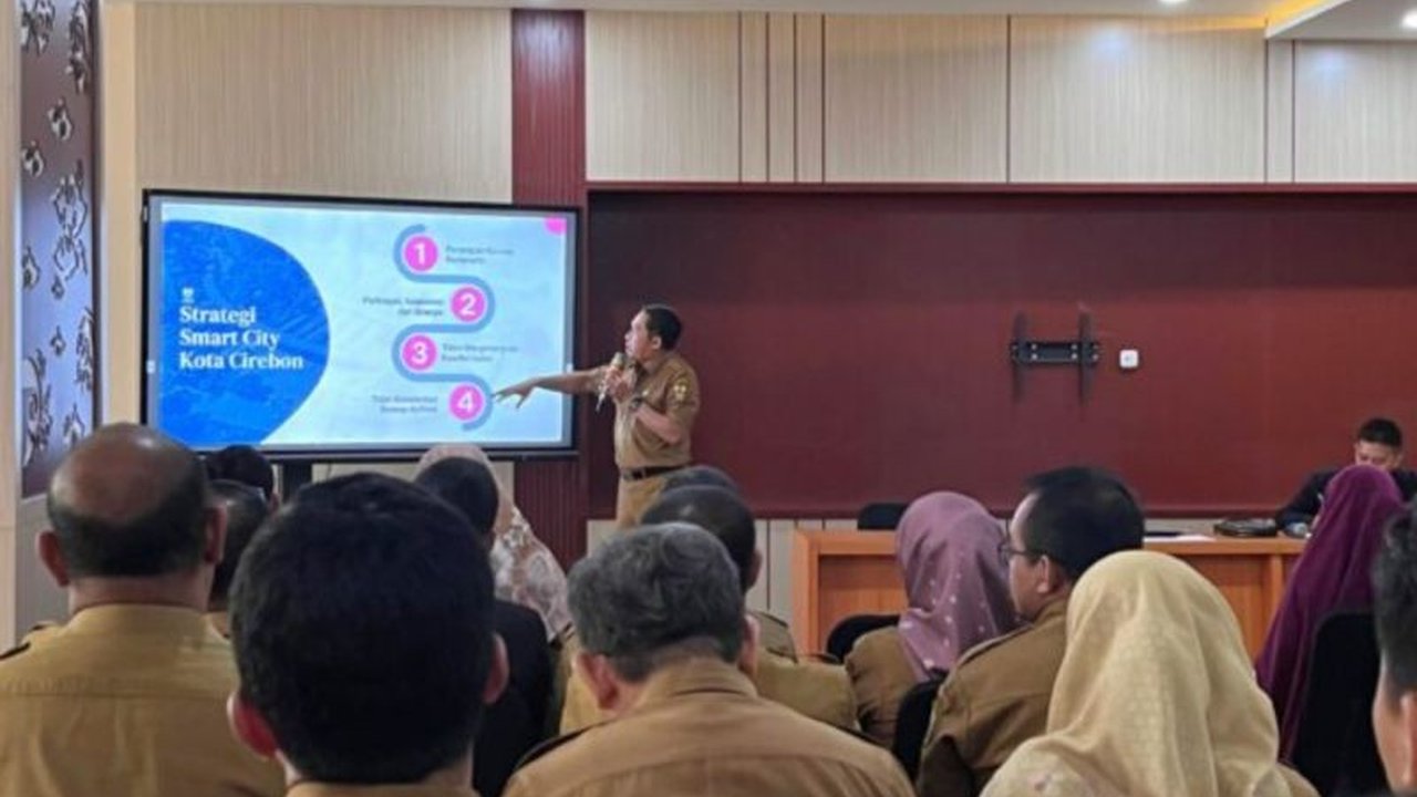 Kota Cirebon mencatatkan peningkatan signifikan dalam implementasi Smart City dengan skor 3,31, menunjukkan komitmen pemerintah dan kolaborasi berbagai pihak dalam meningkatkan pelayanan publik dan kesejahteraan masyarakat.