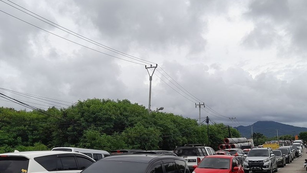 Kemacetan panjang terjadi di akses menuju Pantai Anyer, Banten, pada libur panjang Isra Miraj dan Tahun Baru Imlek, membuat wisatawan terjebak berjam-jam.
