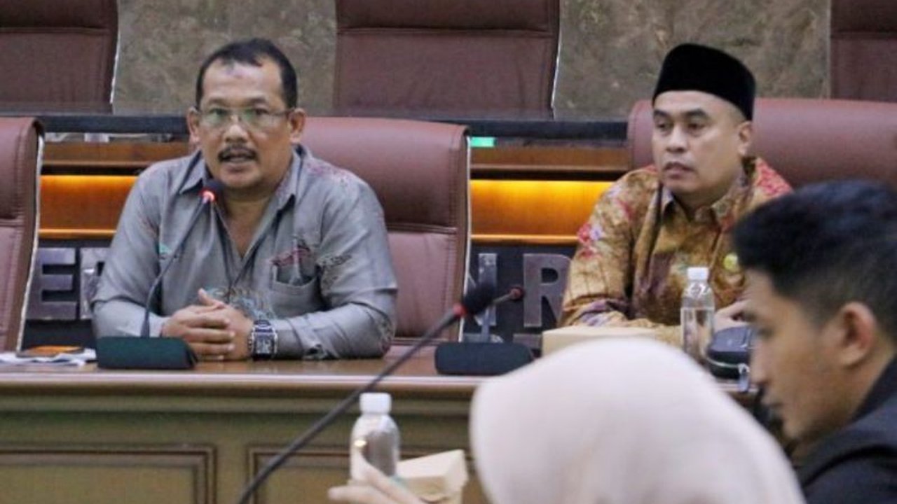 Komisi III DPRD Kota Cirebon menyoroti pentingnya pemutakhiran DTKS untuk memastikan penyaluran bantuan sosial tepat sasaran dan meminta transparansi data serta percepatan pembangunan shelter bagi kelompok rentan.