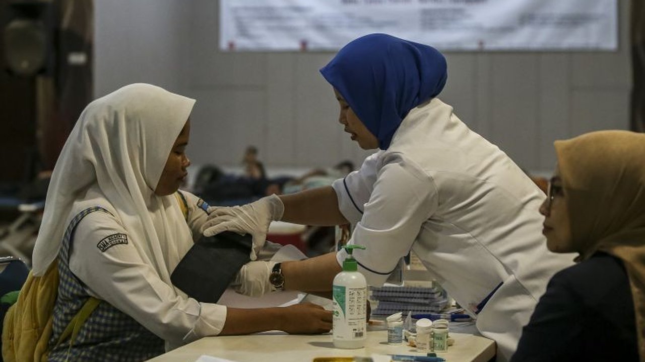 Pemerintah Indonesia meluncurkan program Pemeriksaan Kesehatan Gratis (PKG) mulai Februari 2025, menargetkan 200 juta penduduk untuk deteksi dini penyakit dan pencegahan masalah kesehatan di berbagai kelompok usia, termasuk skrining kesehatan mental.