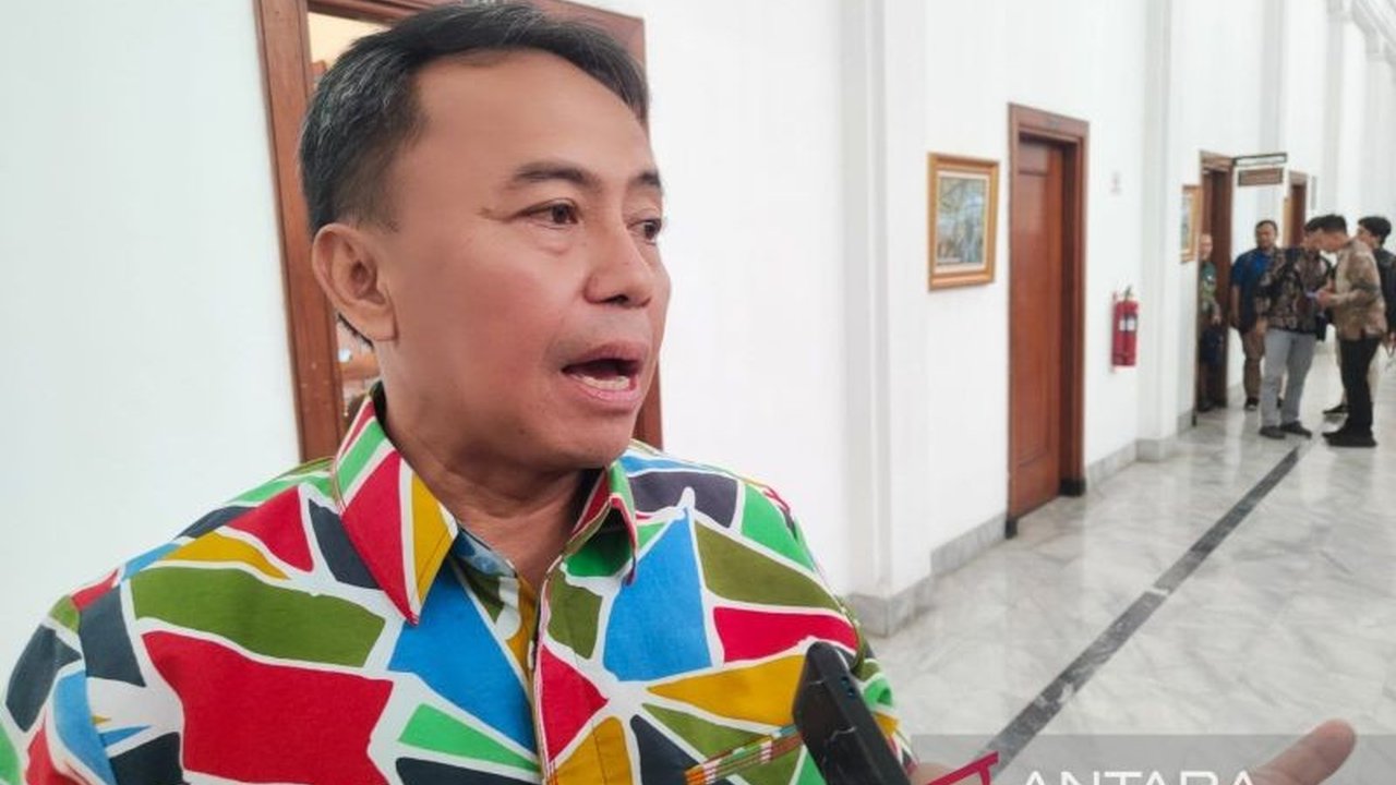 Pemprov Jawa Barat menargetkan efisiensi APBD 2025 hingga Rp2 triliun untuk proyek strategis, dengan mengurangi belanja operasional dan perjalanan dinas, serta mengikuti Instruksi Presiden Nomor 1 Tahun 2025.