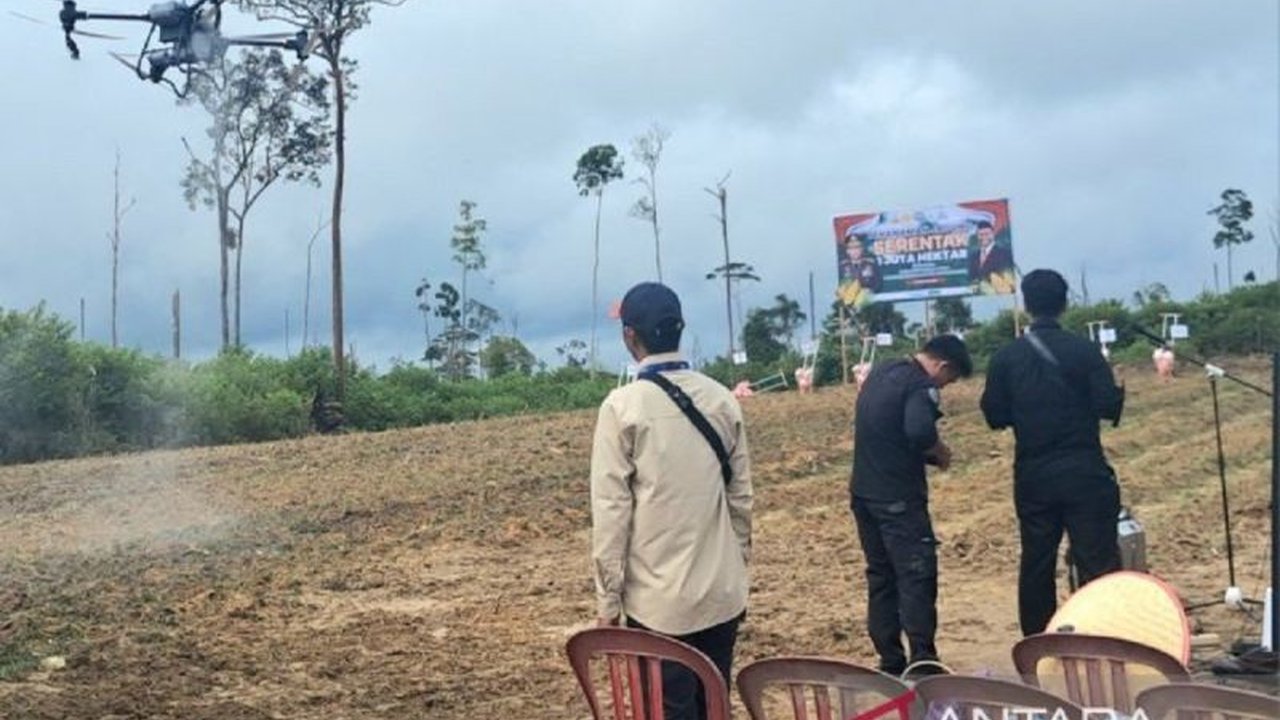 Pemkab Gunung Mas, Kalimantan Tengah, luncurkan program drone pertanian untuk meningkatkan efisiensi dan produktivitas petani, sekaligus menarik minat generasi muda pada sektor pertanian.