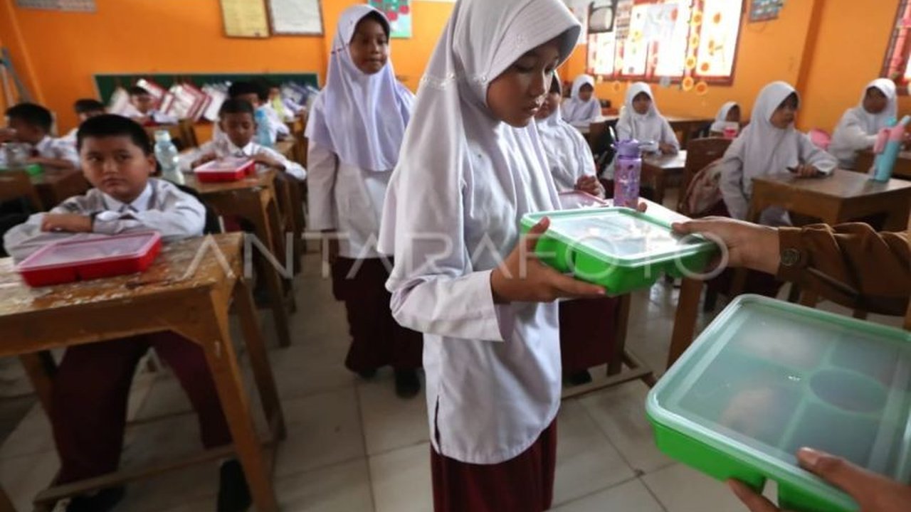 Survei Celios menunjukkan 69 persen masyarakat mendukung implementasi bertahap program Makan Bergizi Gratis (MBG), menekankan pentingnya kolaborasi dan pendanaan pemerintah untuk memastikan efektivitas dan keberlanjutan program.