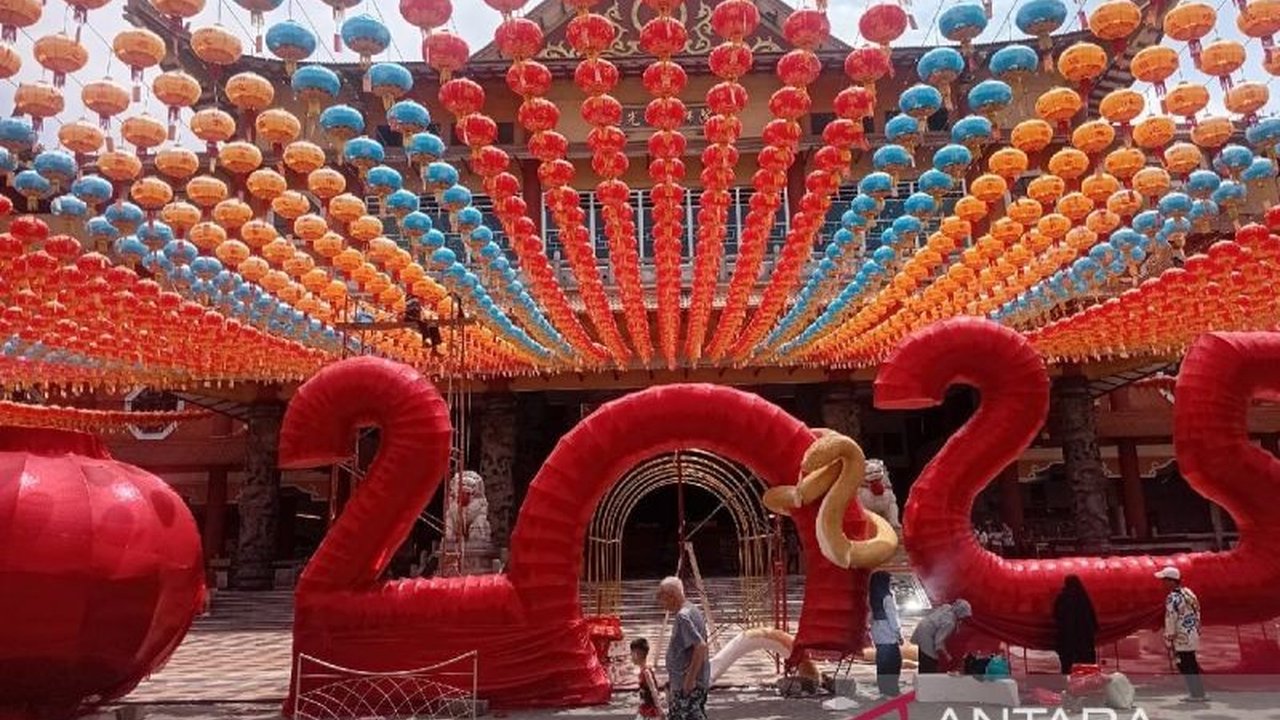 Imlek 2576: 3000 Lampion Hiasi Wihara Maitreya, Deli Serdang
