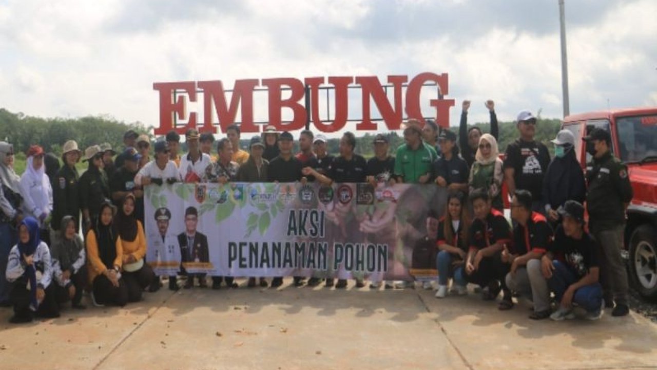 Pemkab Tanah Laut menanam 600 bibit pohon buah di Embung Sarikandi, Kalimantan Selatan, sebagai bagian dari peringatan Hari Gerakan Menanam Sejuta Pohon dan upaya pelestarian lingkungan.