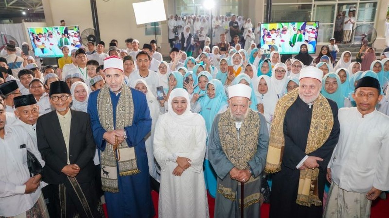 Empat ulama Mesir hadir di Haul ke-30 KH Abdul Wahab Turcham di Surabaya, menekankan pentingnya kejujuran, pengendalian diri, dan peran penting perempuan dalam sejarah Islam dan pembangunan bangsa.