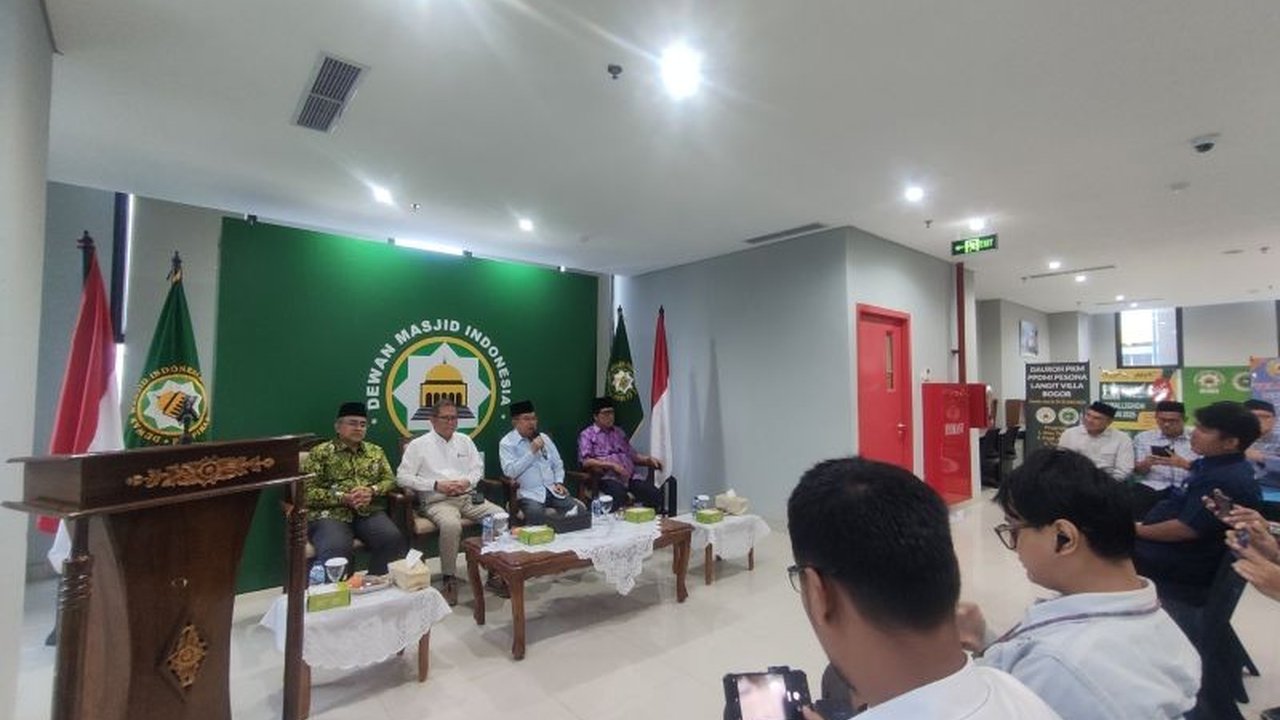 Dewan Masjid Indonesia (DMI) telah menyelesaikan pembangunan 10 dari 100 masjid semi-permanen di Gaza, Palestina, tepat waktu untuk Ramadhan, berkat donasi masyarakat dan kerja sama dengan organisasi Islam lainnya.