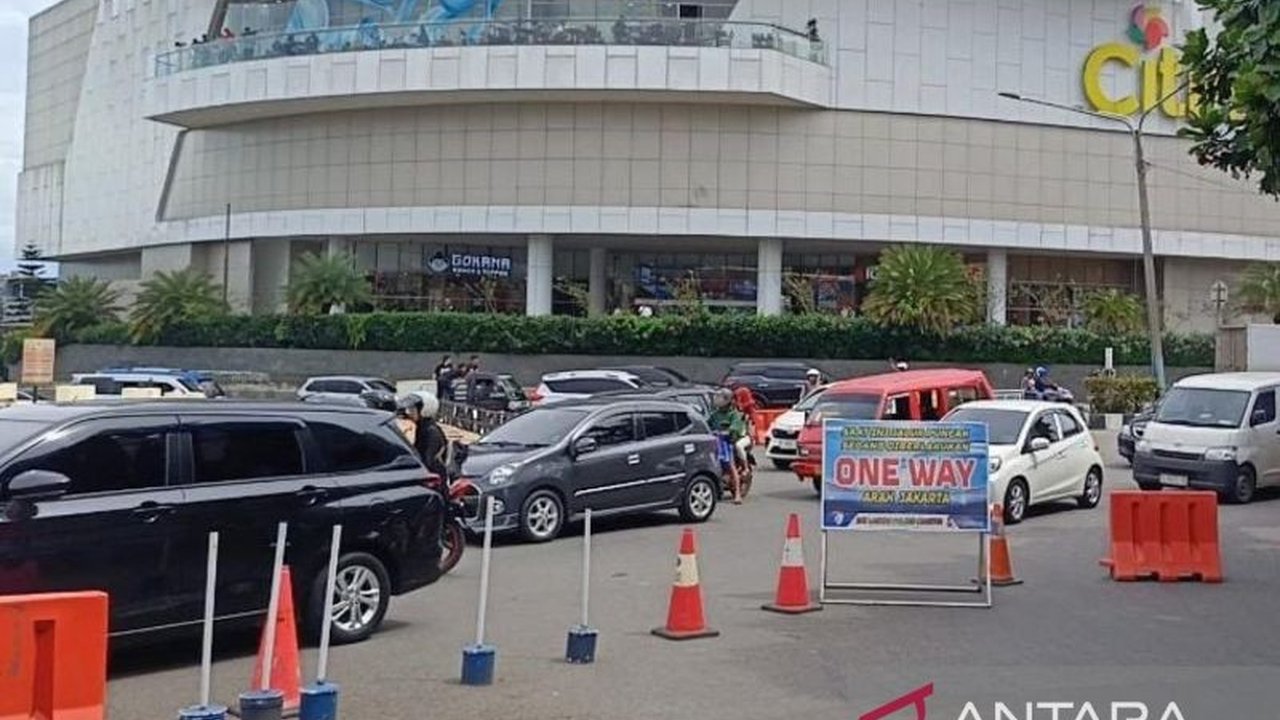 Kepolisian Cianjur menutup jalur By Pass menuju Puncak pada Senin, 27 Januari 2025, untuk mencegah kemacetan total akibat lonjakan kendaraan libur panjang Isra Miraj dan Imlek 2025, mengarahkan pengendara ke jalur alternatif Jonggol dan Sukabumi.