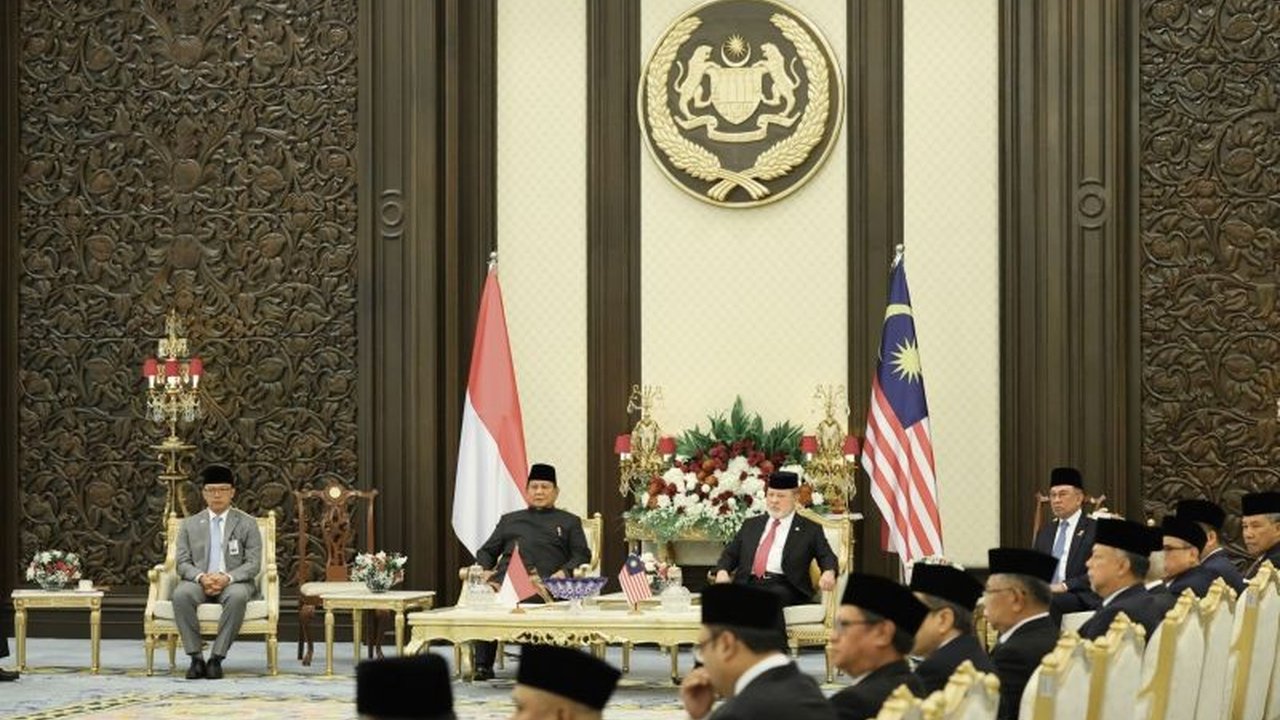 Presiden Prabowo Subianto mendapat penyambutan kenegaraan di Istana Negara Malaysia, Senin,  menandai penguatan hubungan bilateral Indonesia-Malaysia, termasuk penganugerahan tanda jasa kehormatan oleh Sultan Ibrahim.