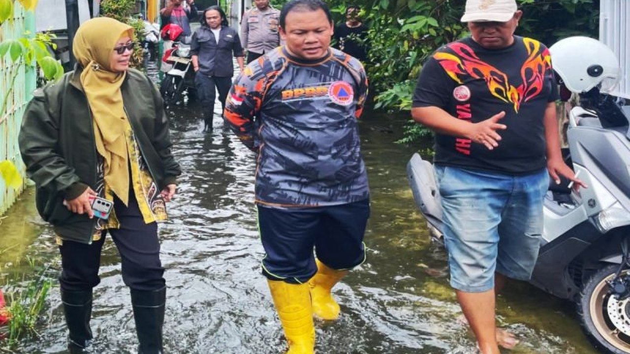 Banjir di Pemurus Dalam, Banjarmasin mulai surut setelah warga dan pemerintah setempat bergotong royong membersihkan sungai yang tersumbat, mengurangi dampak banjir terhadap 300 KK.