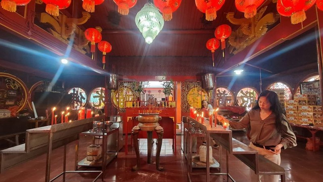 Jelang Imlek 2576, warga Tionghoa memadati Vihara Glodok, Jakarta Barat, untuk beribadah, mendoakan leluhur, dan menikmati wisata kuliner khas Imlek di kawasan Pecinan.