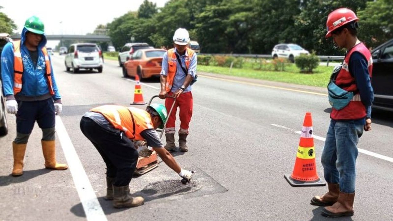 Astra Infra mengakui adanya lubang di beberapa titik Tol Cipali, meminta maaf atas ketidaknyamanan yang ditimbulkan, dan berkomitmen memberikan ganti rugi serta memperbaiki kerusakan jalan.