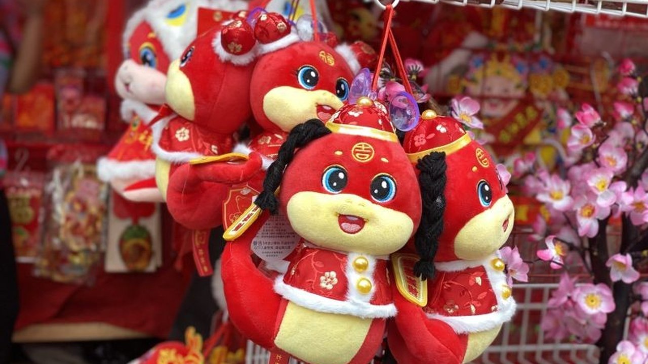 Tahun Baru Imlek 2025, Tahun Ular Kayu, diprediksi membawa keberuntungan bagi pemilik shio Ayam, Kerbau, Tikus, Kuda, dan Anjing, namun tetap butuh usaha dan perencanaan yang matang.