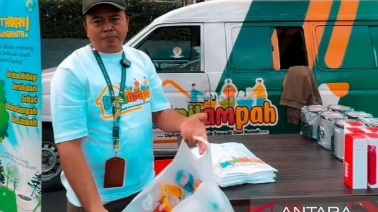 Dinas Lingkungan Hidup Cianjur gencar mensosialisasikan program Dipilampah di Car Free Day (CFD) untuk mengurangi sampah dengan menukar sampah anorganik seperti botol plastik dengan barang bermanfaat, serta rencana peningkatan kapasitas pengolahan sampah.