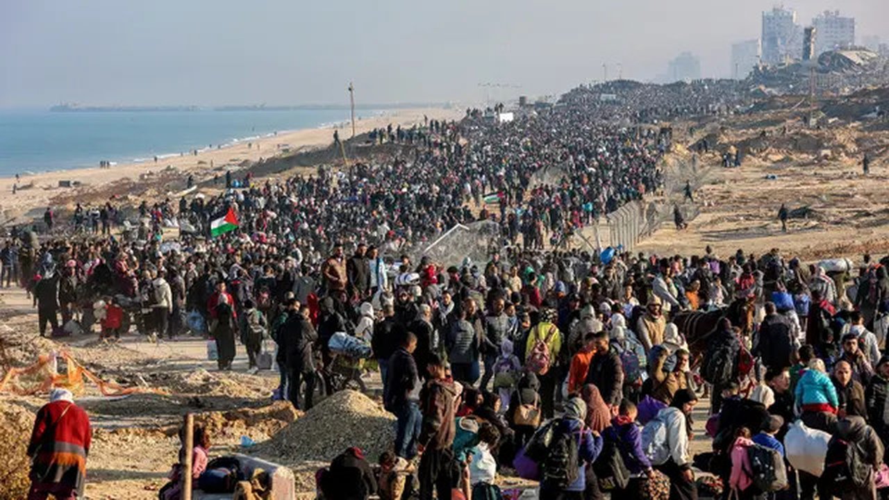 Potret Ribuan Warga Palestina Susuri Koridor Netzarim Untuk Kembali ke Gaza Utara.