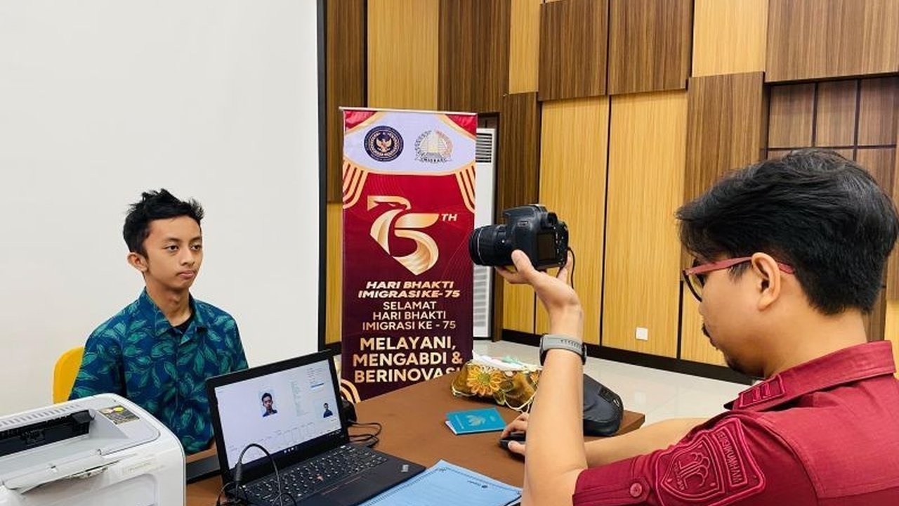 Kantor Imigrasi Semarang melayani 300 pemohon paspor dalam Program Paspor Simpatik sepanjang Januari 2025,  memberikan kemudahan bagi pekerja dan pelajar yang sibuk di hari kerja.