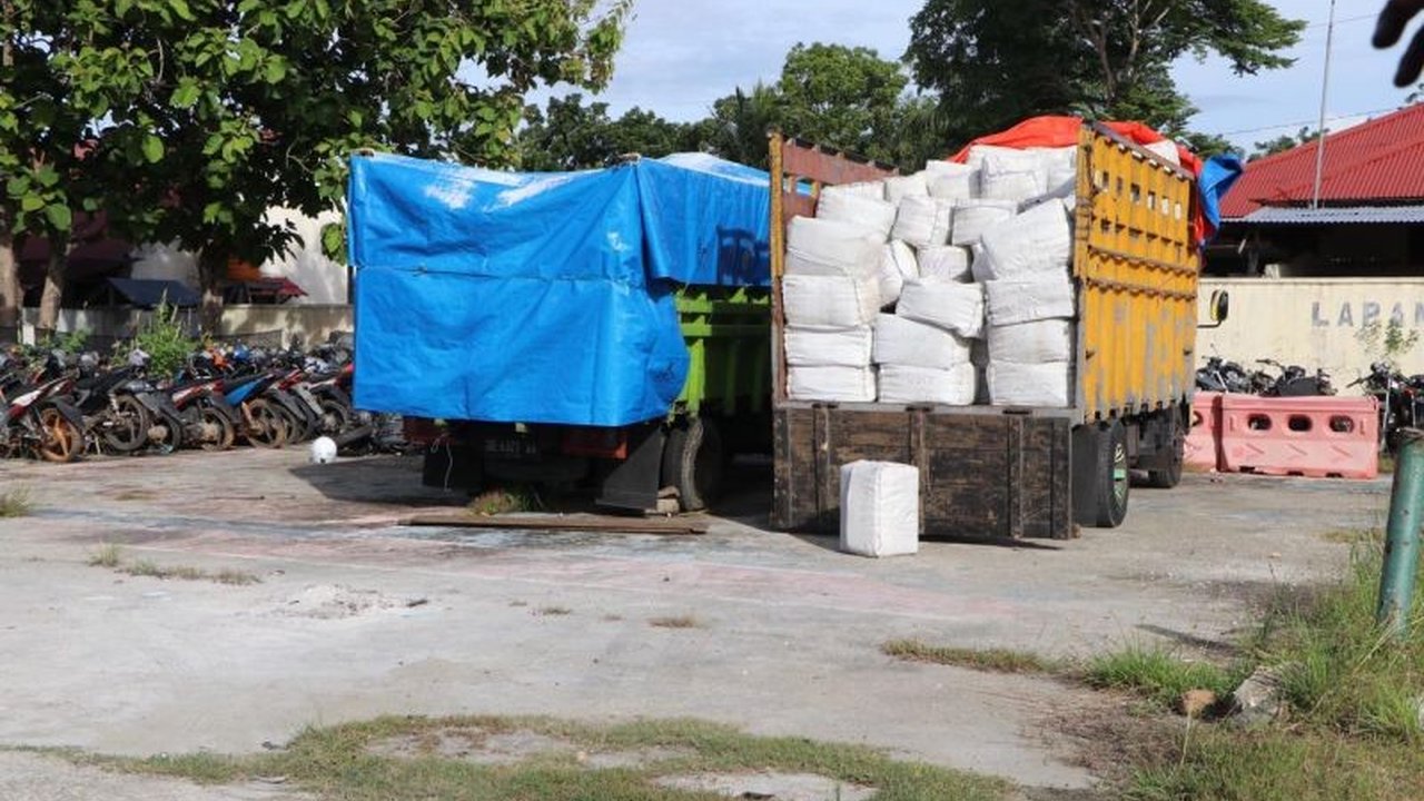 Polres Buru, Maluku berhasil menggagalkan penyelundupan 150 karton sianida yang diangkut truk dari Ambon menuju Namlea;  sopir dan barang bukti diamankan, penyelidikan masih berlanjut.