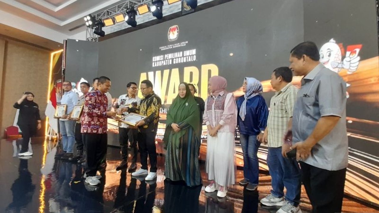 KPU Kabupaten Gorontalo memberikan penghargaan kepada seluruh pihak yang berjasa atas suksesnya Pilkada 2024 yang aman dan berintegritas, termasuk pemerintah daerah, Bawaslu, kepolisian, dan berbagai instansi lainnya.