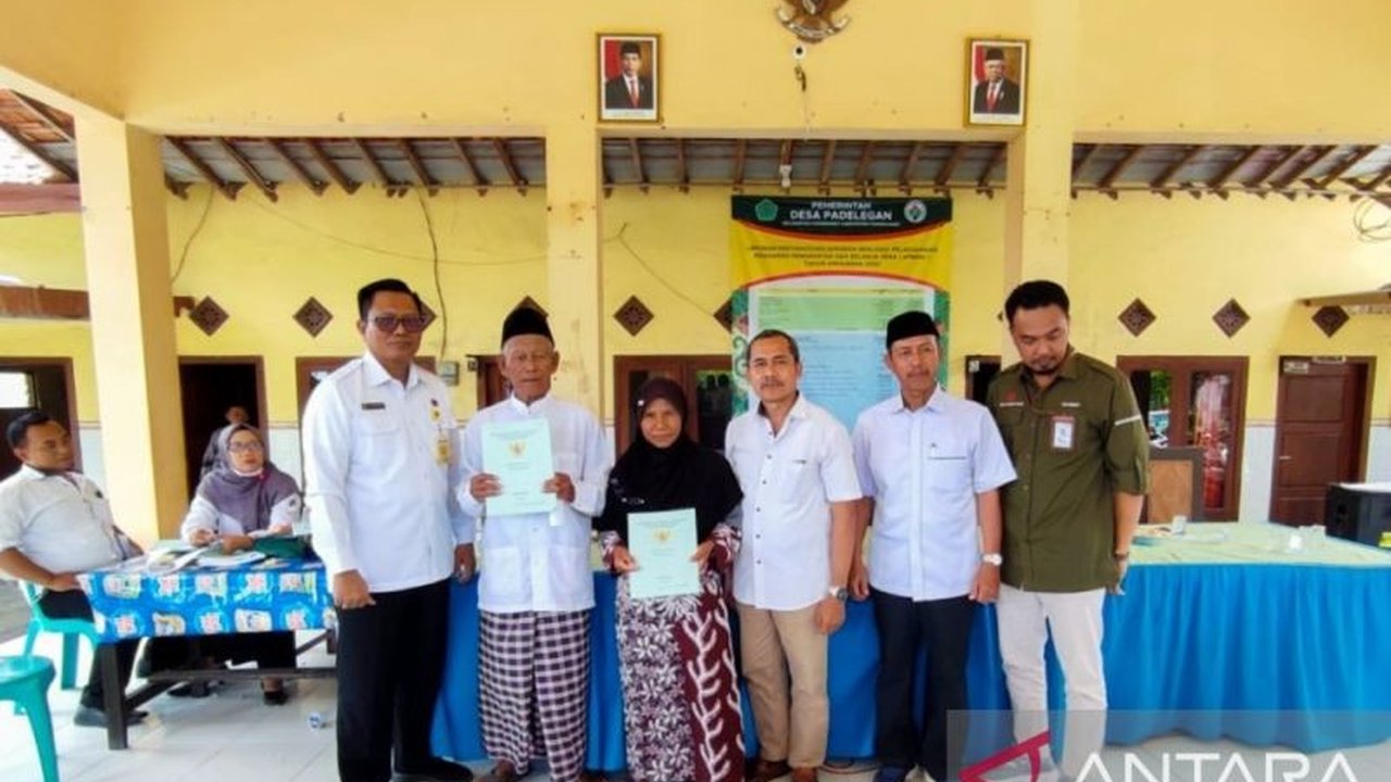 Badan Pertanahan Nasional (BPN) Kabupaten Pamekasan, Jawa Timur, memberikan sertifikasi gratis kepada 25.000 bidang tanah warga melalui program Pendaftaran Tanah Sistem Lengkap (PTSL) untuk meningkatkan kepastian hukum dan perekonomian masyarakat.