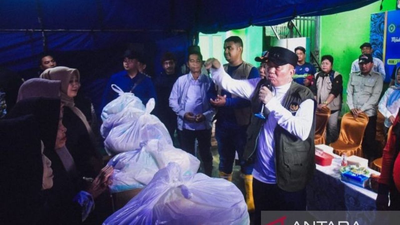 Gubernur Kalimantan Selatan, H. Muhidin, menyalurkan bantuan untuk korban banjir di Kabupaten Banjar, termasuk uang pribadi untuk meringankan beban warga terdampak.