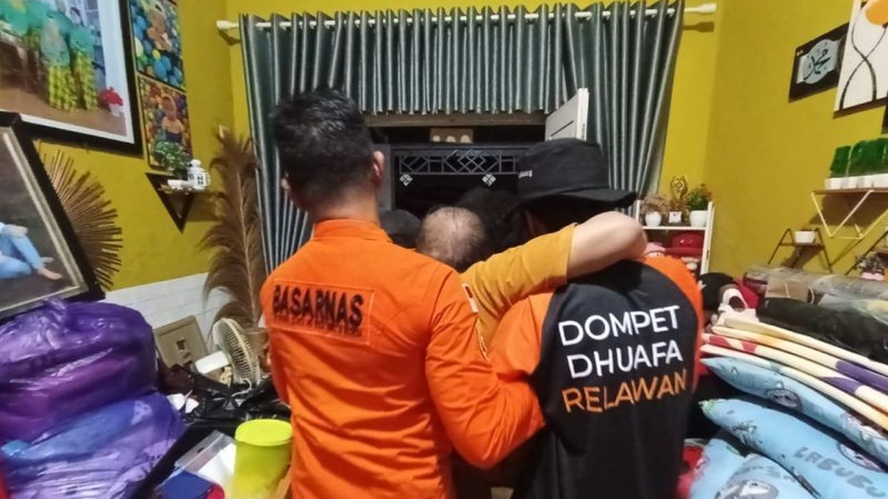 Tim SAR Kendari berhasil mengevakuasi tiga warga yang terdampak banjir di dua kelurahan berbeda akibat hujan deras di Kota Kendari, Sulawesi Tenggara, Senin malam (27/1),  operasi SAR dinyatakan selesai setelah air surut.