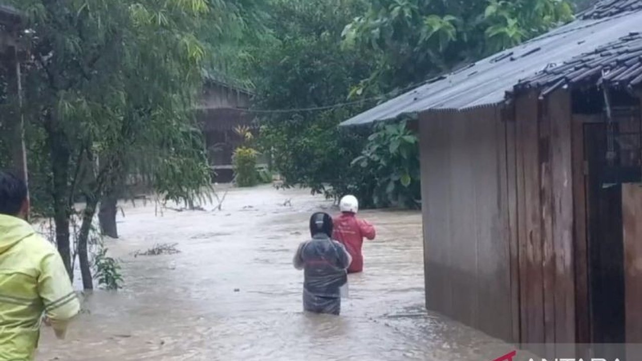 Hujan deras di Bojonegoro menyebabkan banjir kiriman yang merendam 36 Kepala Keluarga (KK) di Dusun Kebunduren, Desa Kenongorejo, Kabupaten Madiun; BPBD terus memantau dan mengantisipasi banjir susulan.