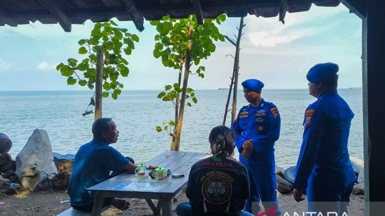 Satpolairud Polres Situbondo meningkatkan patroli pengamanan di pantai-pantai Situbondo selama libur panjang Isra Mikraj dan Imlek 2025,  fokus pada keselamatan wisatawan dan antisipasi cuaca ekstrem.