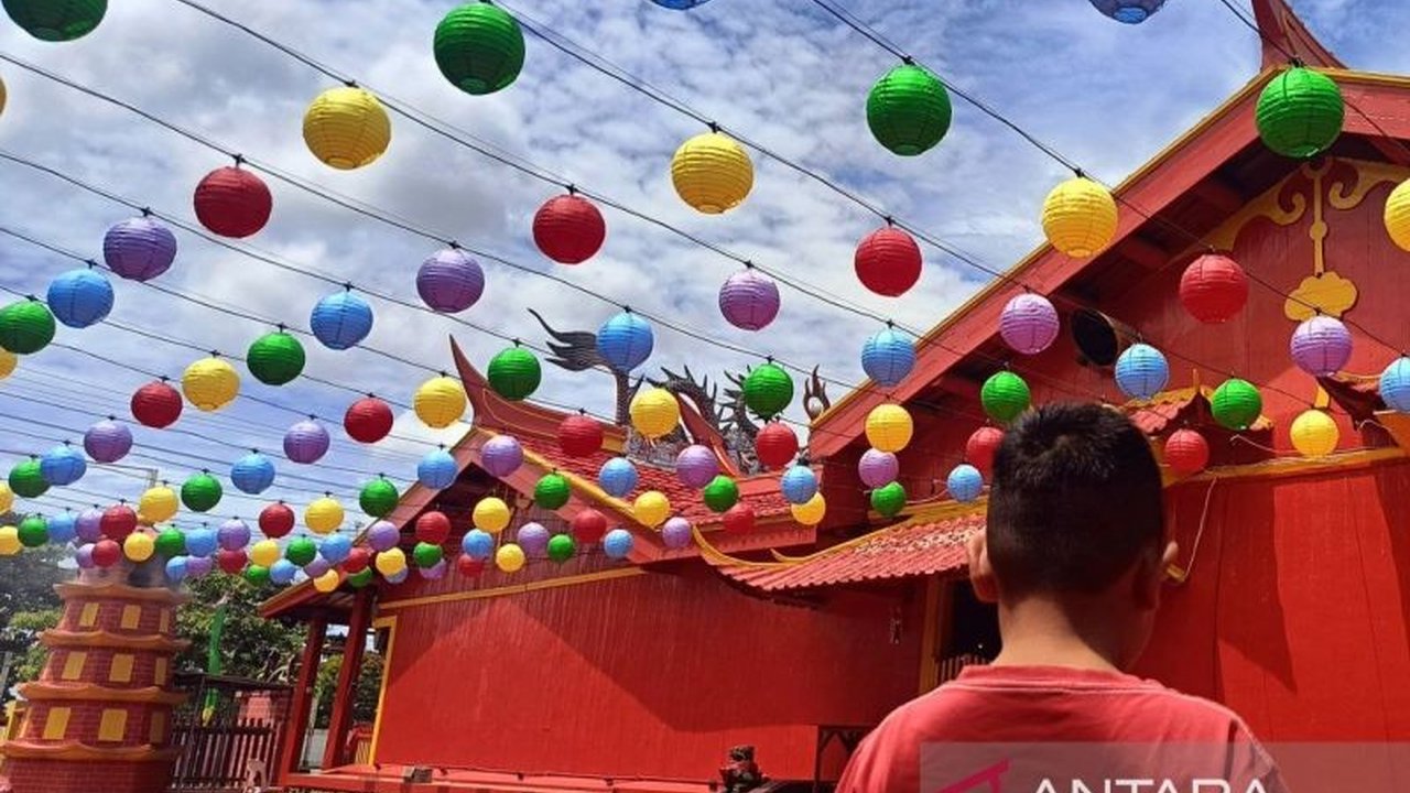 Klenteng Tien Le Kong di Samarinda, Kalimantan Timur, siap merayakan Imlek 2576 dengan berbagai persiapan, termasuk atraksi barongsai dan penyediaan makanan halal, serta memprediksi lonjakan pengunjung hingga 10.000 orang.