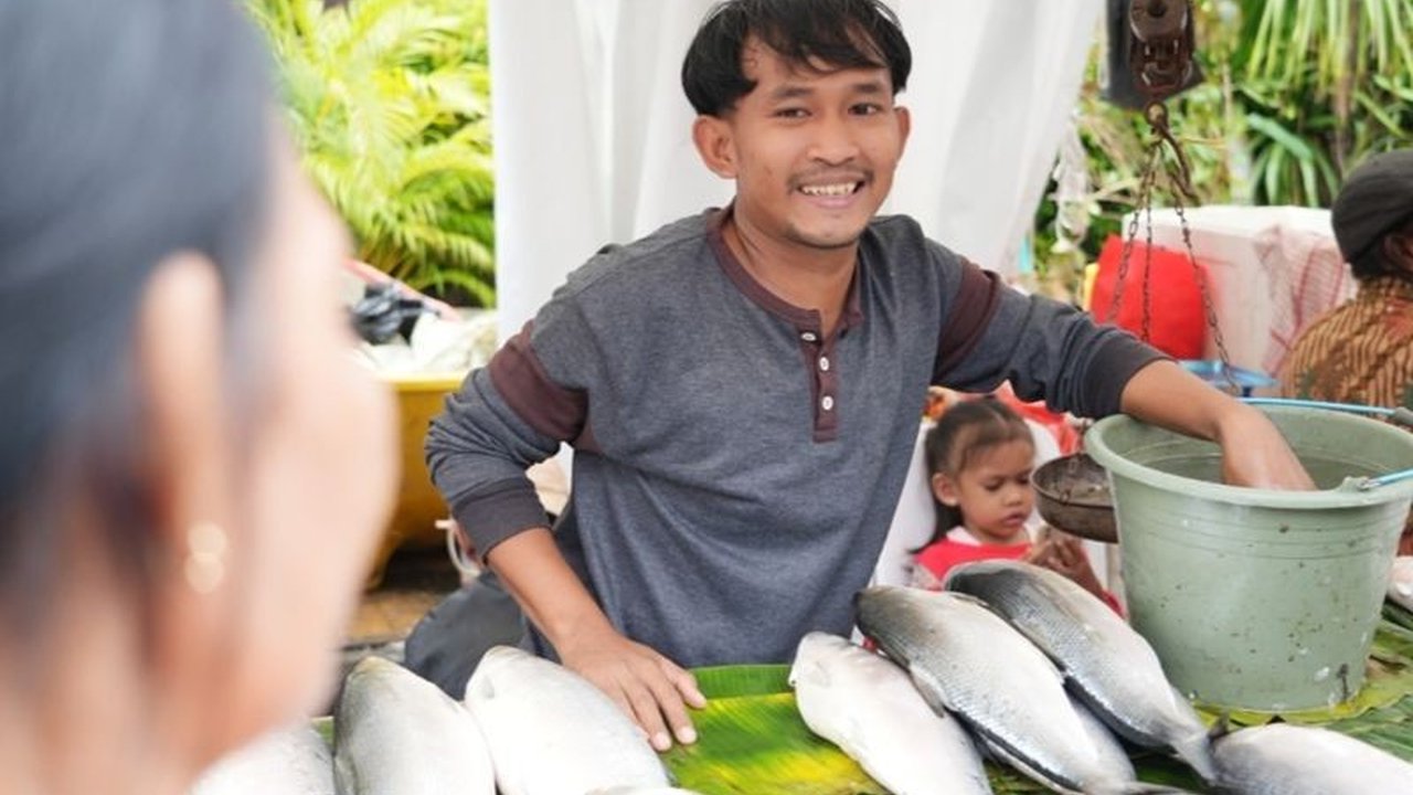 Festival Bandeng di Rawa Belong, Jakarta Barat, sukses meriahkan Tahun Baru Imlek 2025 dengan menampilkan beragam kuliner khas Betawi berbahan dasar ikan bandeng, tradisi unik, dan pertunjukan seni budaya Betawi.