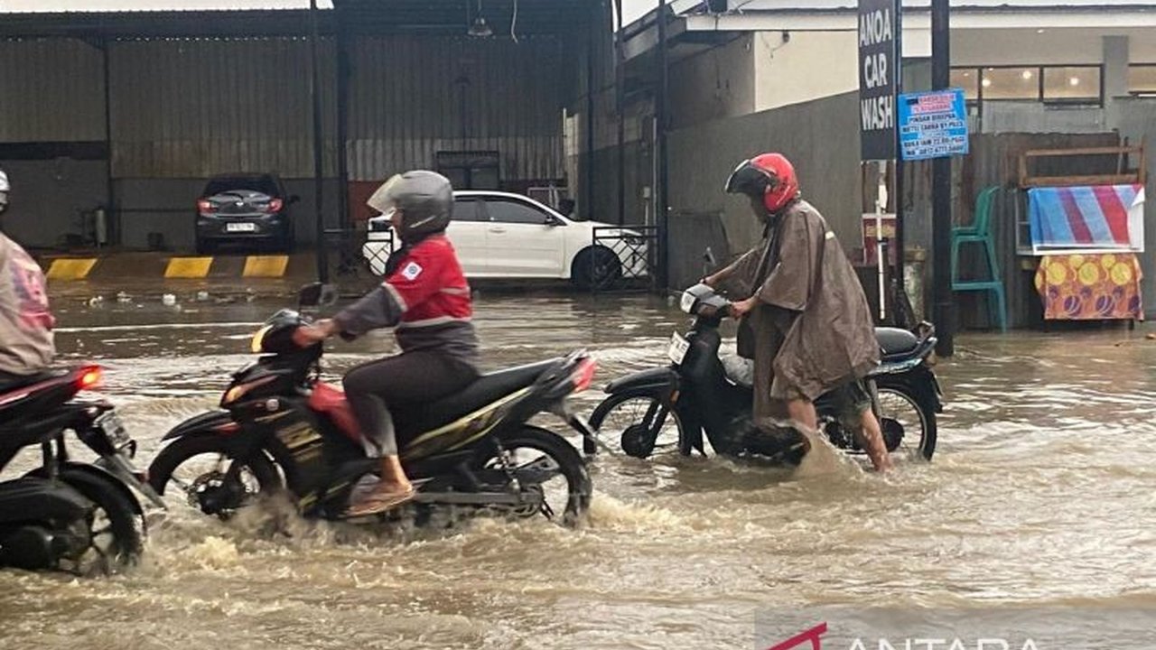 Curah hujan tinggi sejak Senin siang menyebabkan banjir di 11 kelurahan di lima kecamatan Kota Kendari, Sulawesi Tenggara, dengan ketinggian air hingga 1,5 meter di beberapa titik.