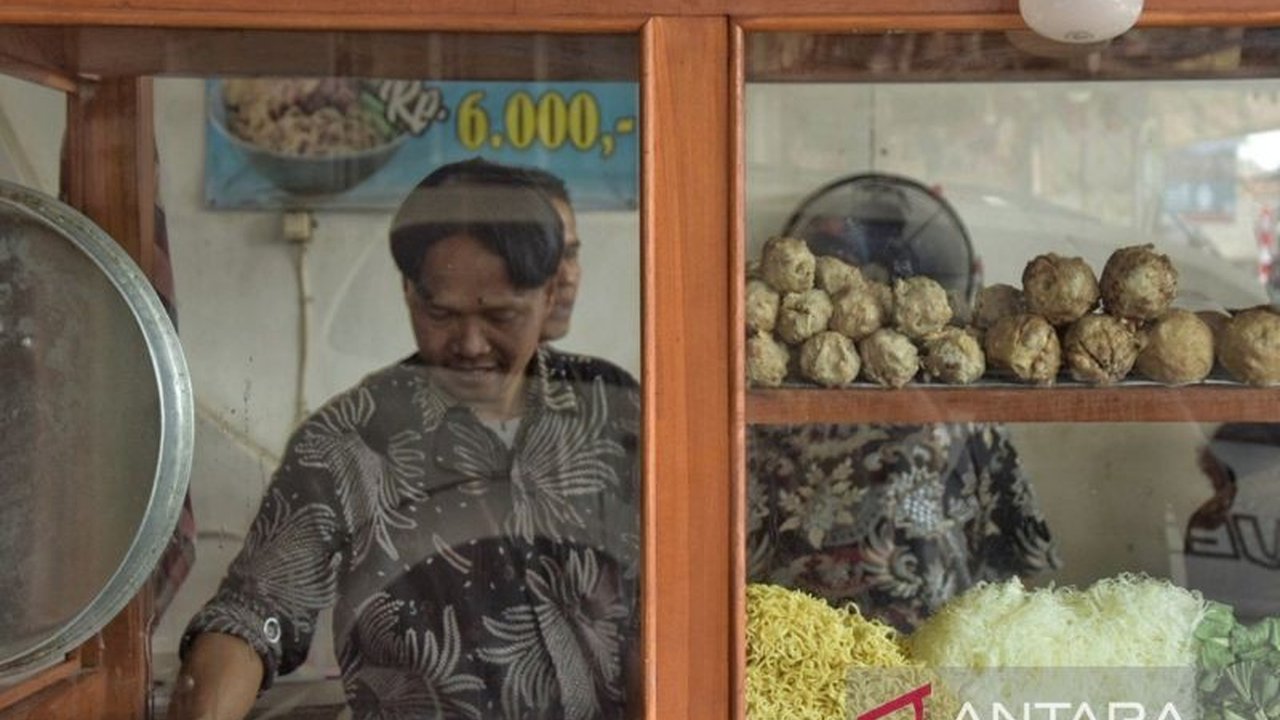 Wabah PMK di Jawa Tengah dan Jawa Timur menyebabkan kelangkaan daging sapi lokal, sehingga pedagang bakso di Bekasi beralih menggunakan daging impor dari Australia untuk menjaga kelangsungan usaha.